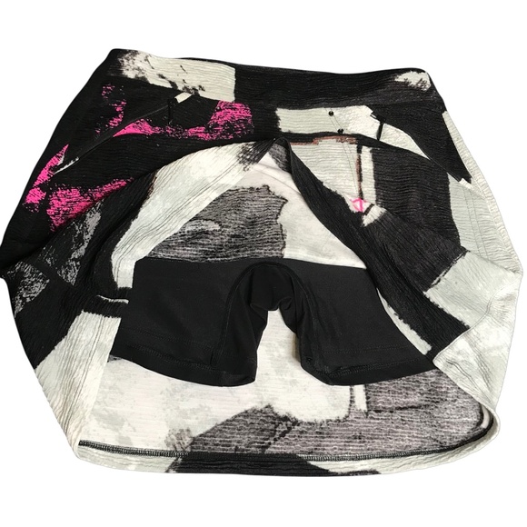 Women’s Abstract Print Mini Skort Size M Black Gray Pink Textured Art Design - Picture 2 of 6